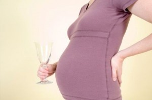 donna incinta consuma alcol