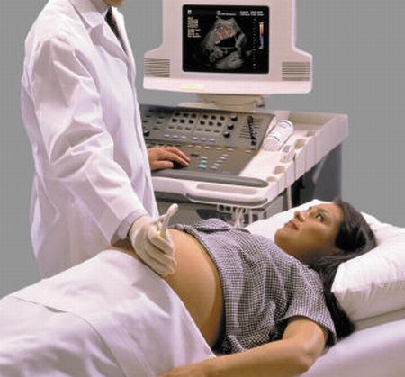donna incinta controlla liquido amniotico