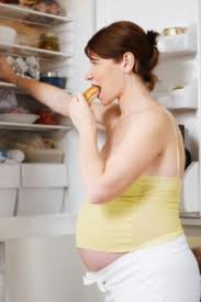 donna incinta apre il frigo