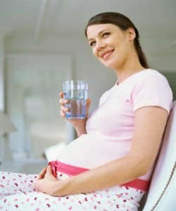 bere acqua durante la gravidanza