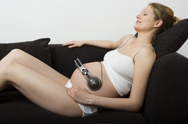donna incinta fa ascoltare la musica al bambino