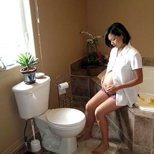 donna incinta in bagno