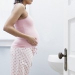 donna incinta davanti allo specchio 
