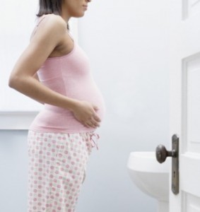 donna incinta davanti allo specchio