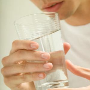 bere acqua facilita l'espulsione di liquidi