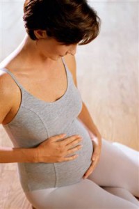 donna incinta tocca pancione