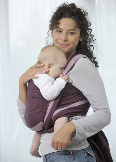 mamma con neonato nella fascia