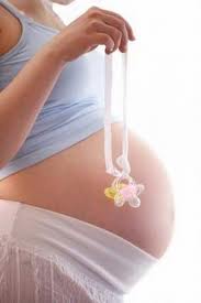 donna incinta e ciuccetto