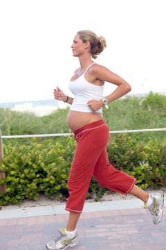donna incinta che corre