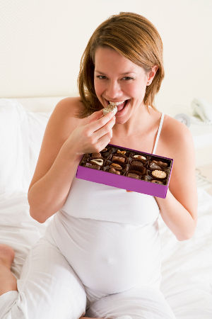 donna incinta con cioccolatini