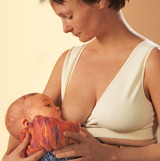 donna allatta neonato