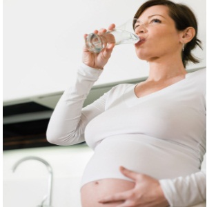 donna incinta che beve