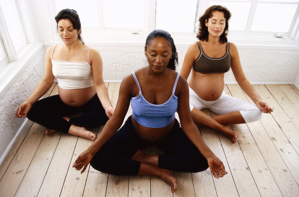 donne incinta che fanno Yoga