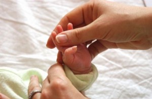 mano neonato e mamma