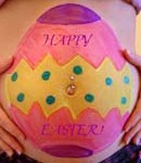 Belly painting in gravidanza: l'uovo di Pasqua con auguri in inglese