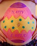 Belly painting in gravidanza: l'uovo di Pasqua con auguri in inglese