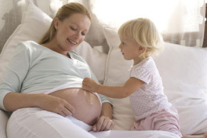 Bambino con mamma incinta